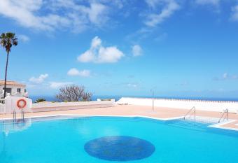 Cosy Well Located Apartment with swimming pool Tenerife allows 18 year olds to book a room