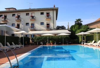 Albergo Ristorante Papa allows 18 year olds to book a room