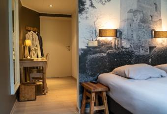 Hotel De Maretak allows 18 year olds to book a room