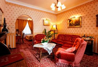 Hotel Europejski has rooms with a private hot tub