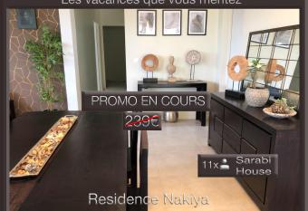 R  sidence Nakiya has rooms with a private hot tub