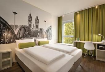 Super 8 by Wyndham Hamburg Mitte allows 18 year olds to book a room
