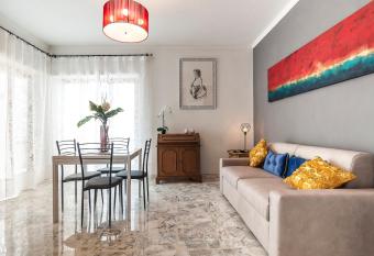 Casa Vacanza Flora has Balcony rooms