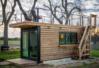 Stillwater House Elegant tiny container home Near Magnolia allows 18 year olds to book a room