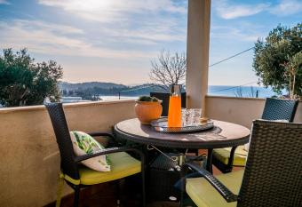 Maja Apartment Cavtat II allows 18 year olds to book a room