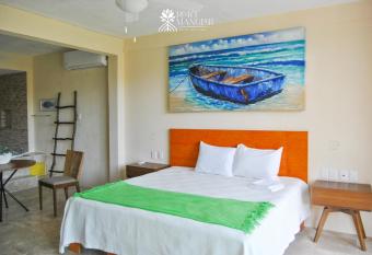 Rojo Manglar Acapulco has rooms with a private hot tub