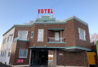 Hotel Oasis (Adult Only) allows 18 year olds to book a room