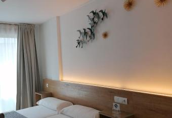 PENSION ROSELLA allows 18 year olds to book a room