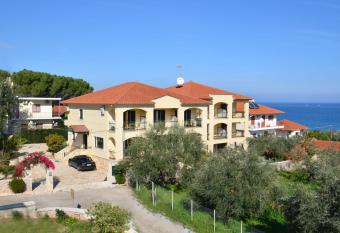 Hotel Patelis has Balcony rooms