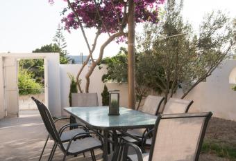 E & E has Balcony rooms