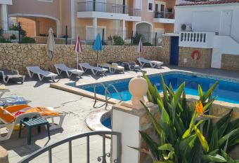 Apartamento T1 (2-4 per.)com Piscina, perto da Praia allows 18 year olds to book a room