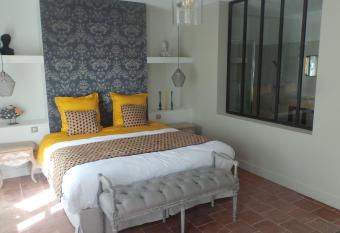 LA COUR CARREE allows 18 year olds to book a room