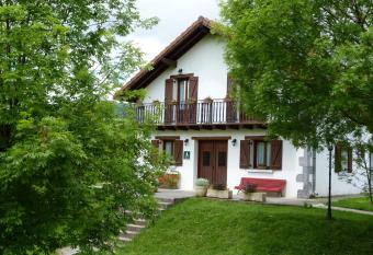 HOSTAL MENDILATZ has Balcony rooms