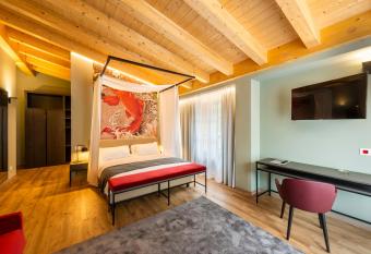 Regina del Garda Suite has Balcony rooms