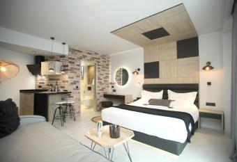 Athinais Luxury Apartments has Balcony rooms