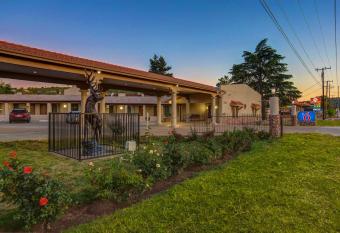 Motel 6 Payson Az allows 18 year olds to book a room