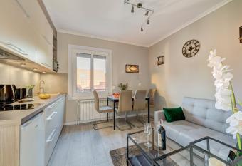 Dom & House - Apartments Villa Elen allows 18 year olds to book a room