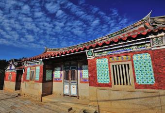 Feng Mao Lin Zhi allows 18 year olds to book a room