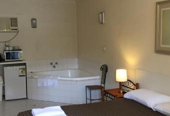 Tollgate Motel has rooms with a private hot tub