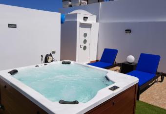 Fant  stica vivienda familiar con jacuzzi y sauna has rooms with a private hot tub