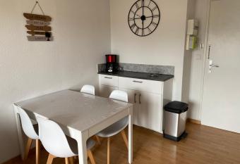 T2, acc  s direct plage, proche thalasso has Balcony rooms