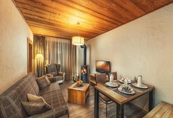 Apartment Sophie de Luxe has rooms with a private hot tub