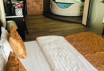 Hotel Angellis has rooms with a private hot tub