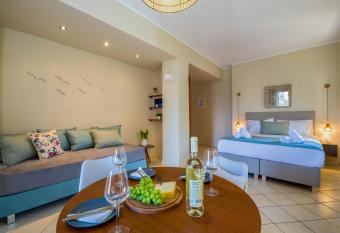 Gianthea Studios and Apt has Balcony rooms