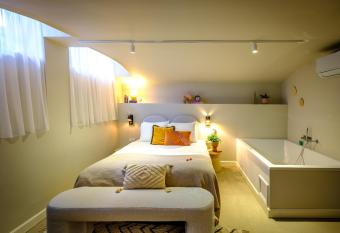 FINCH Boutique Hotel, downtown has rooms with a private hot tub