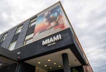 Miami Hotel Melbourne allows 18 year olds to book a room