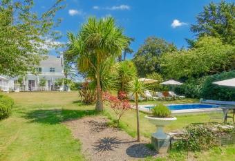 Cedar House Boutique B&B has Balcony rooms