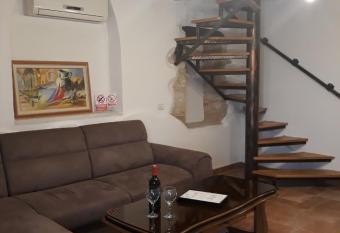 Kuca za odmor Luna has rooms with a private hot tub