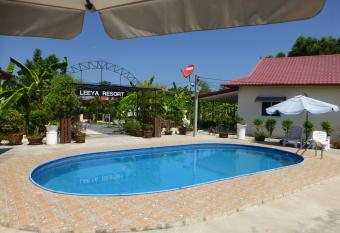 Private 2 bedroom villa with Swimming pool Tropical gardens Fast Wifi smart Tv has Balcony rooms