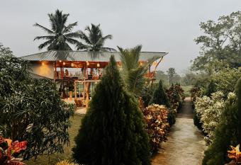 Roy s Villa allows 18 year olds to book a room