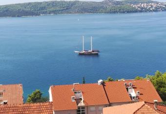 apartman Antonio Trogir allows 18 year olds to book a room