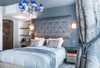 BRIT HOTEL PRIVILEGE LISIEUX - La Villa des Arts allows 18 year olds to book a room