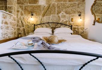 Saint Anna Akko allows 18 year olds to book a room