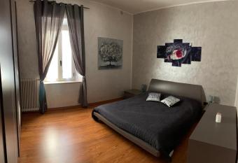 Appartamento La Regina Del Garda allows 18 year olds to book a room