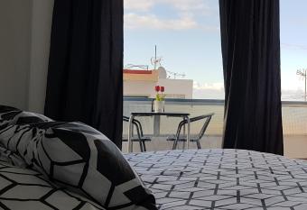 Estudio brillante, confortable y agradable allows 18 year olds to book a room