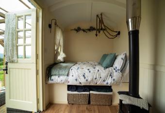 Little Oakhurst has Balcony rooms