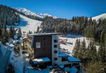 Hotel FIS Jasn   allows 18 year olds to book a room