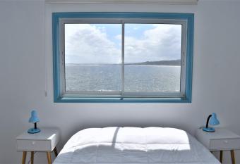 Bah  a Luz Hostal allows 18 year olds to book a room