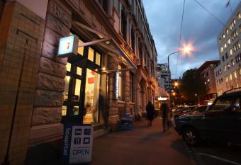 Nomads Capital Backpackers - Wellington allows 18 year olds to book a room