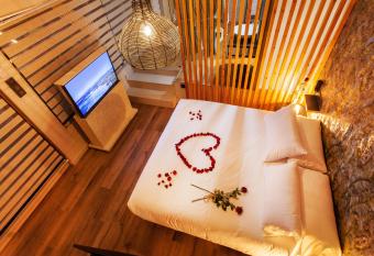 Nidos de carnota has rooms with a private hot tub