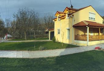 Family House Near Motorway 6 Guests 3 Bedrooms has Balcony rooms