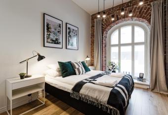 Bob W Avangard allows 18 year olds to book a room