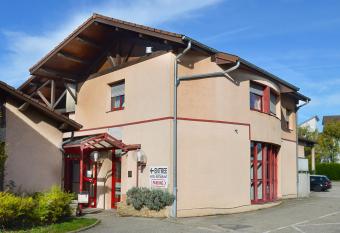 H  tel M  lodie allows 18 year olds to book a room