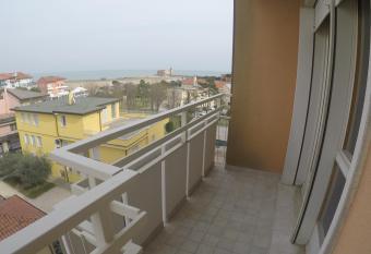 Condominio Commerciale allows 18 year olds to book a room