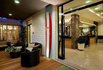 Hotel Hawaii allows 18 year olds to book a room