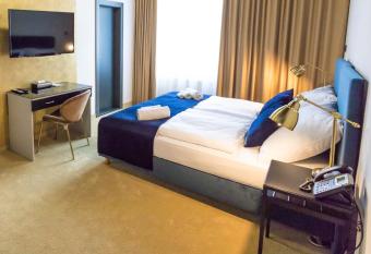 Apart Hotel GOLDEN apartments allows 18 year olds to book a room